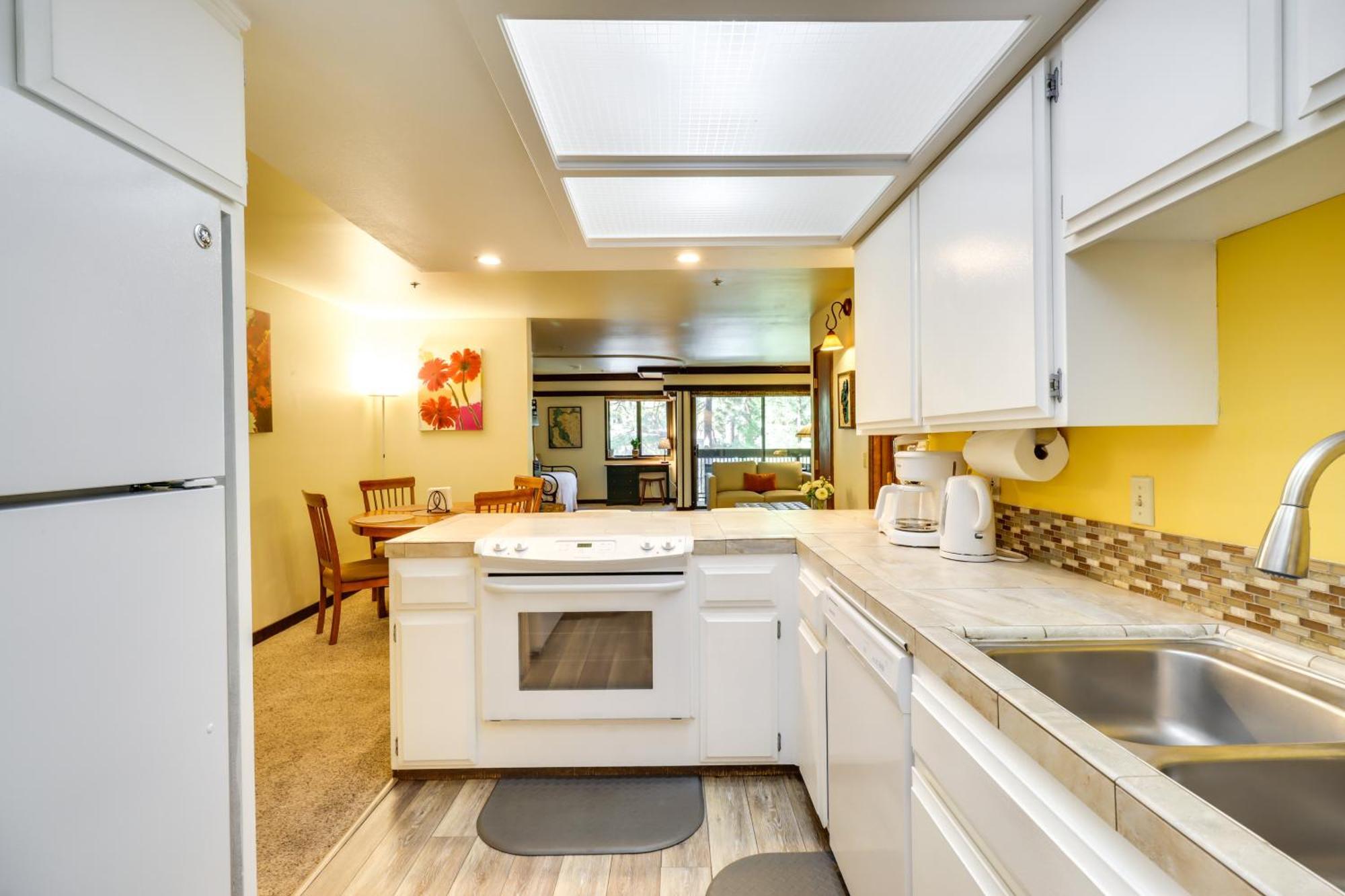 Apartment With Balcony 1 Mi To Trail! *