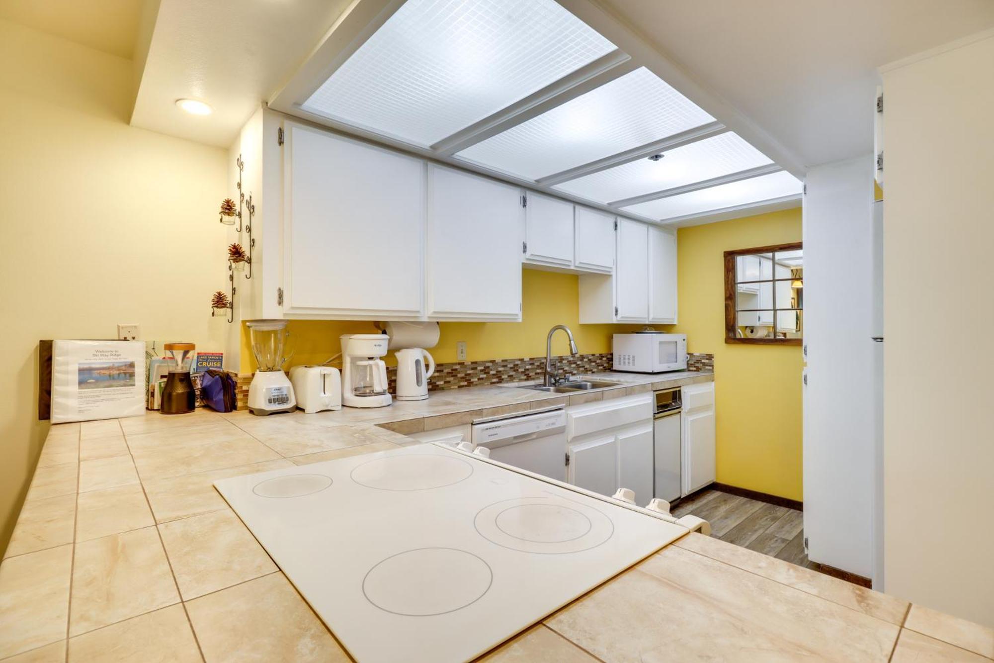 With Balcony 1 Mi To Trail! Apartment