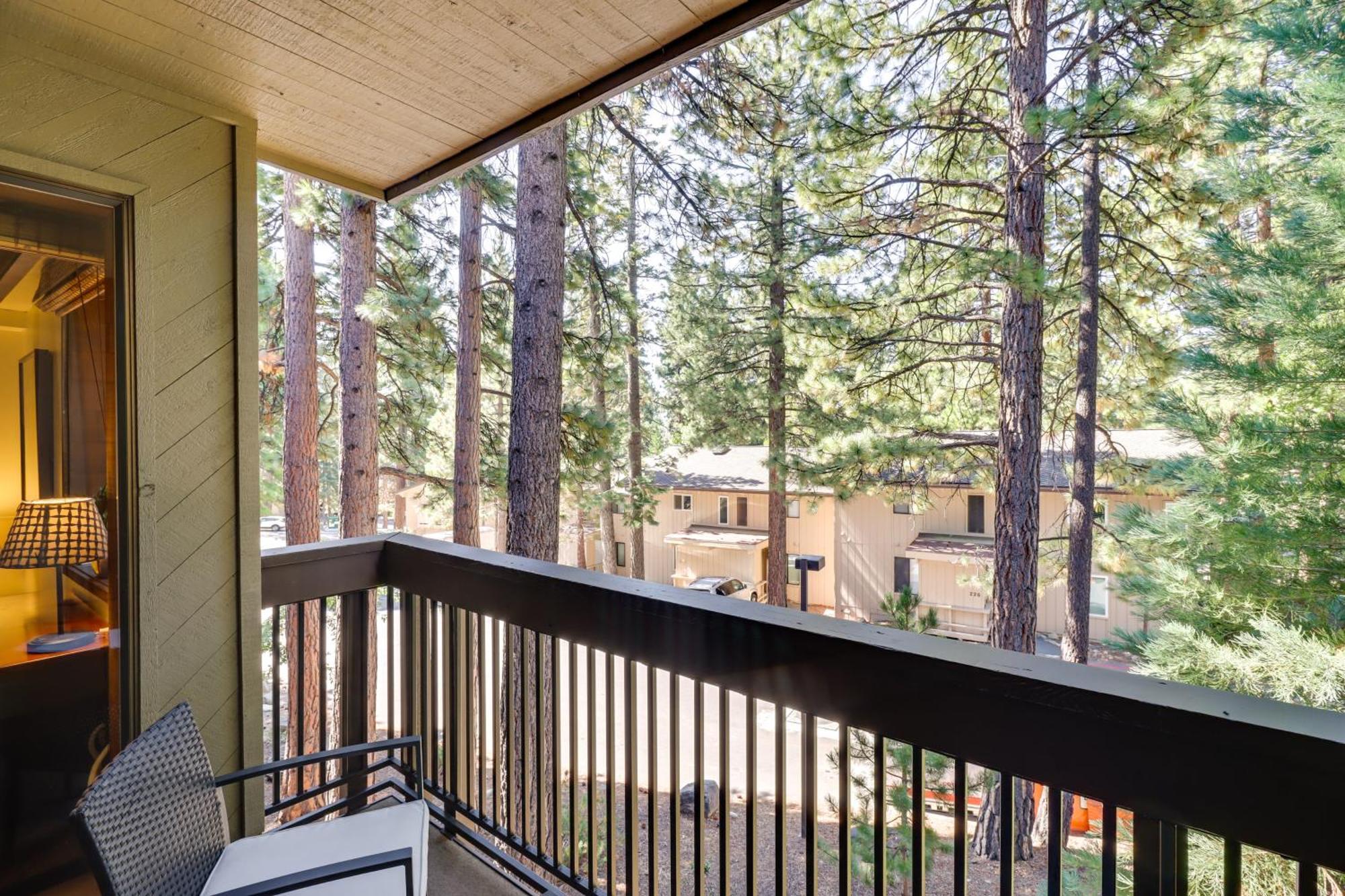 With Balcony 1 Mi To Trail! Apartment